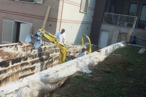 Demolizione muro in CA con Pinza su Microescavatore 02