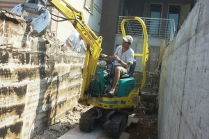 Demolizione muro in CA con Pinza su Microescavatore 04